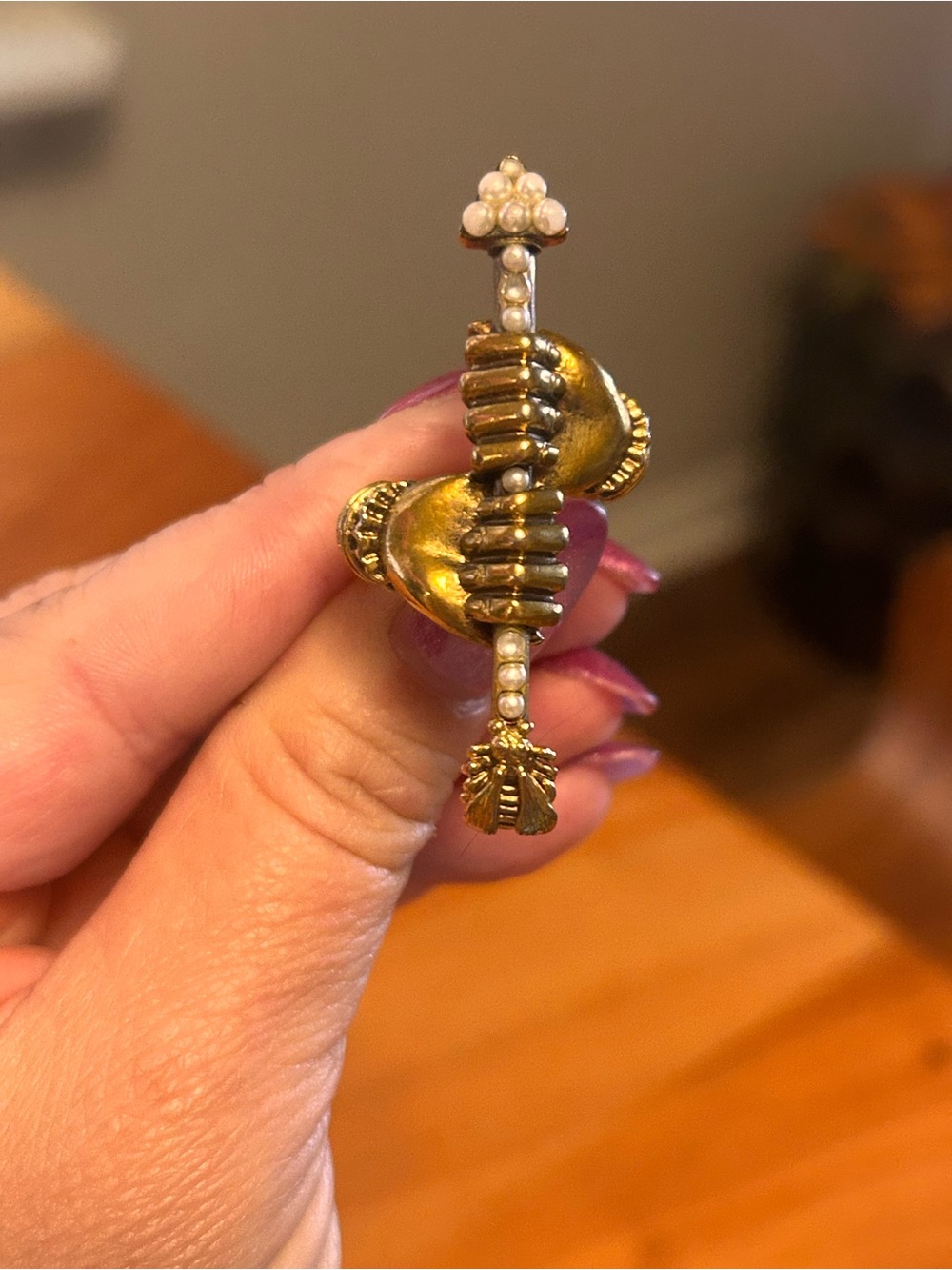 Gucci Gold-Tone Pearl Arrow Ring - Picture 5 of 5